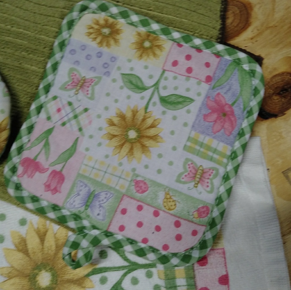Spring themed dish towel and pot holder set